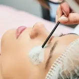 Mycie rzes szamponem Pure Lash & Brow 