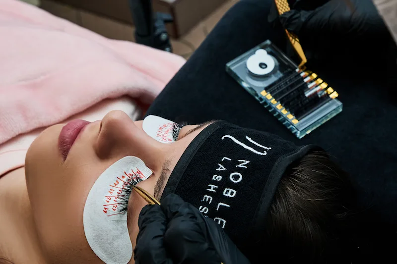 Процедура нарощування вій